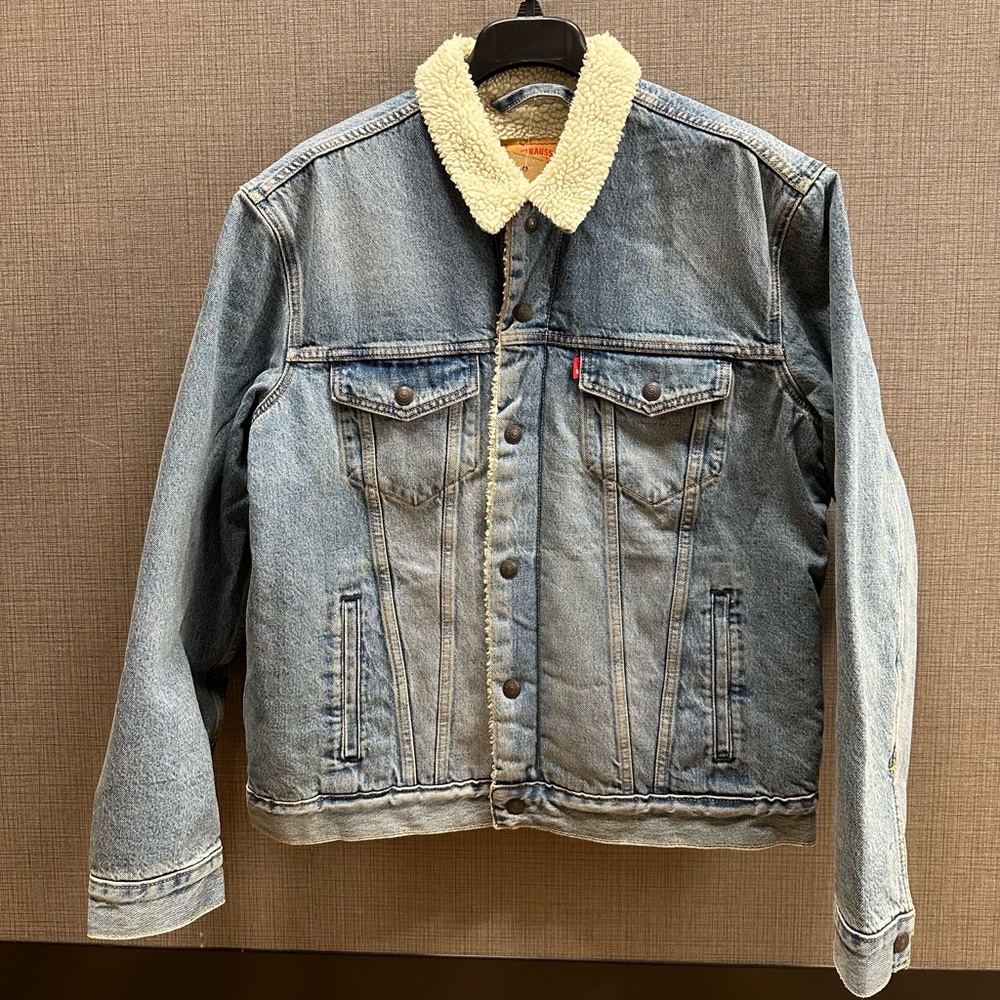 REGULAR LEVI’S | MEN’S DENIM JACKET ( NWT ) | Made with RECYCLED MATERIALS